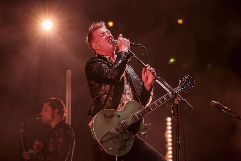 ALIVE: QUEENS OF THE STONE AGE PROVARAM QUE O ROCK CONTINUA VIVO (C/FOTO)