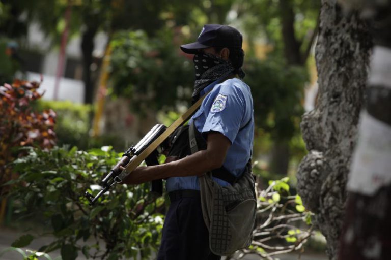 DOIS JORNALISTAS CONTINUAM CERCADOS COM PADRES E ESTUDANTES FERIDOS NA NICARÁGUA