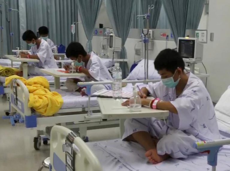 JOVENS RESGATADOS NA TAILÂNDIA TÊM ALTA NA QUINTA-FEIRA