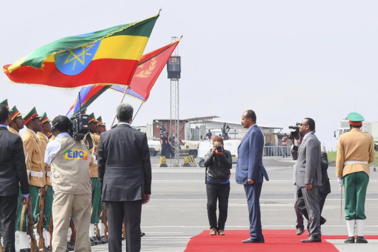 PRESIDENTE DA ERITREIA CHEGOU À ETIÓPIA PARA A PRIMEIRA VISITA EM 22 ANOS