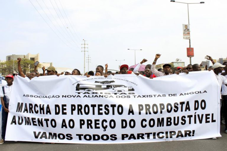 TAXISTAS EM LUANDA NA RUA CONTRA SUBIDA DOS PREÇOS DO COMBUSTÍVEL