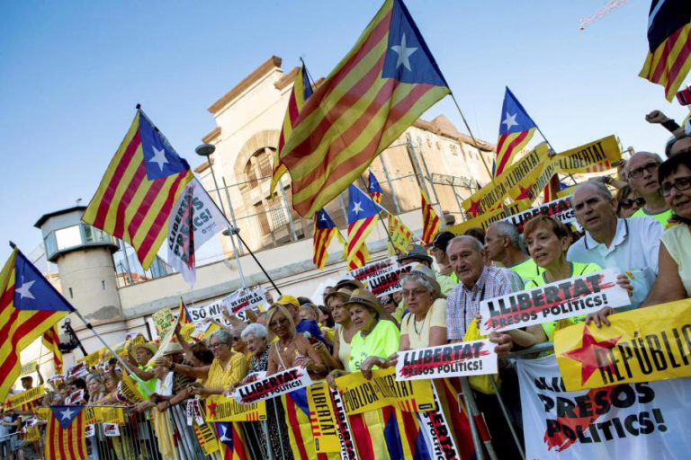 MILHARES EM BARCELONA EXIGEM LIBERTAÇÃO DE PRESOS INDEPENDENTISTAS