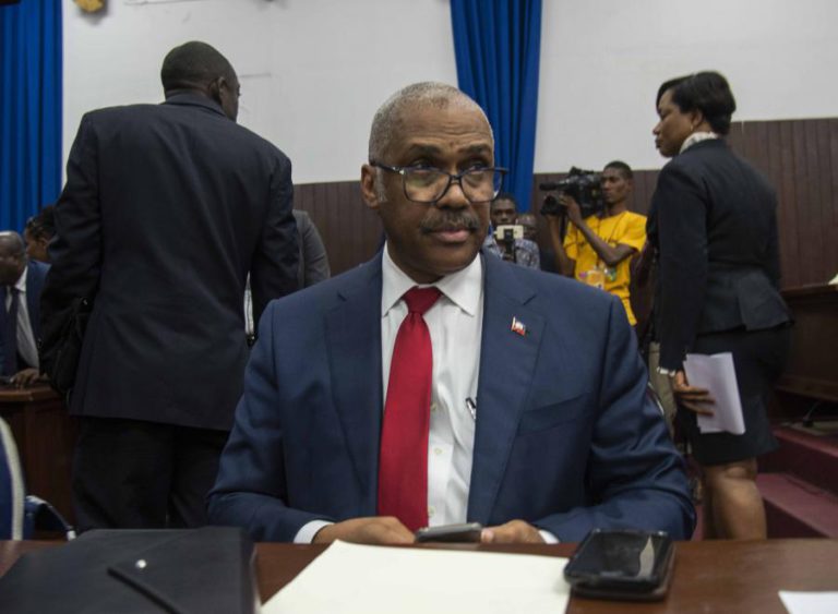 PM DO HAITI DEMITE-SE APÓS PROTESTOS CONTRA TENTATIVA DE AUMENTO DE COMBUSTÍVEIS