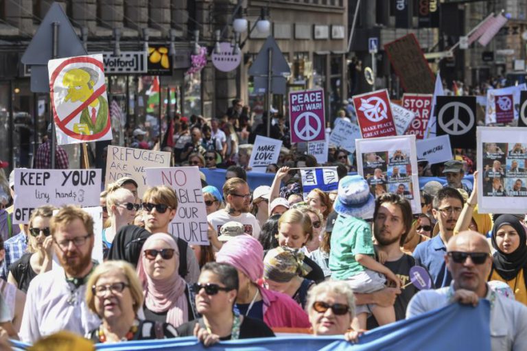 CERCA DE 2.000 PESSOAS MANIFESTARAM-SE CONTRA TRUMP E PUTIN EM HELSÍNQUIA