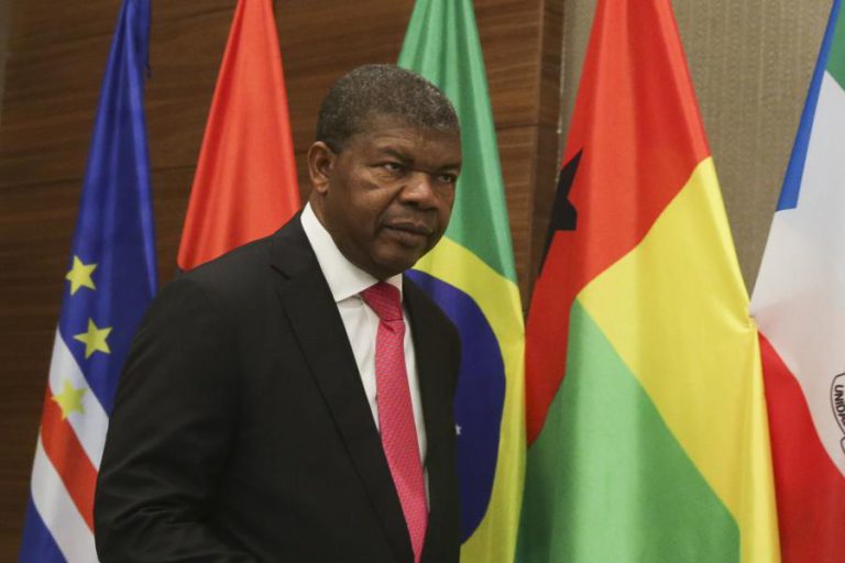 PRESIDENTE DE ANGOLA ENVIA CONDOLÊNCIAS A HOMÓLOGO GREGO POR “TRÁGICO ACONTECIMENTO COM INCÊNDIOS”