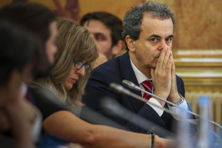 GOVERNO PRETENDE CAPTAR CLÍNICOS QUE ESTÃO FORA DO SNS