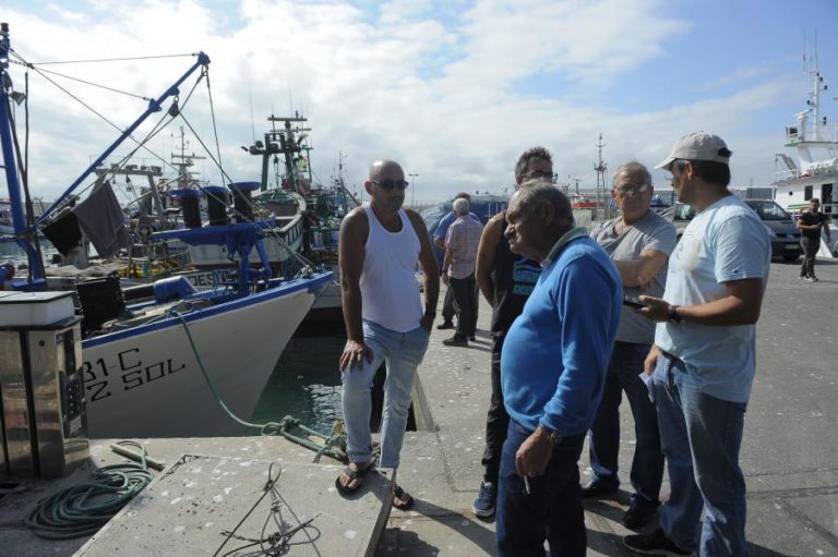 PESCADORES DE PENICHE EM TERRA CONTRA EXCESSO DE FISCALIZAÇÃO À PESCA DA SARDINHA