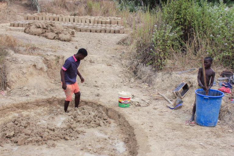 CASAS DE ADOBE A 100 EUROS AINDA SÃO SOLUÇÃO NOS ARREDORES DE LUANDA