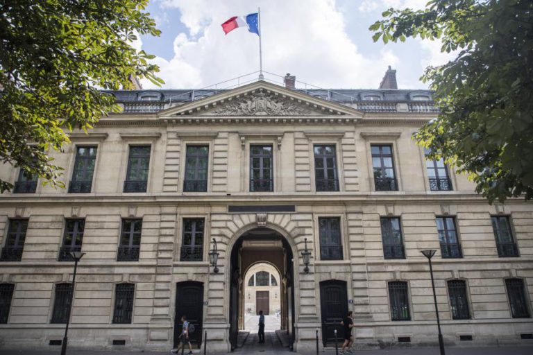 TRÊS POLÍCIAS FRANCESES DETIDOS EM CASO DE AGRESSÕES DE COLABORADOR DO PR FRANCÊS A MANIFESTANTE