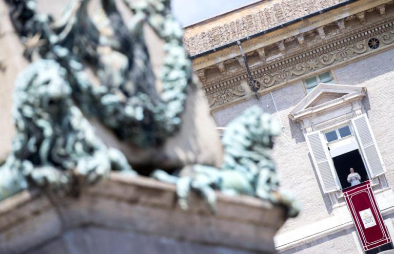 PAPA PEDE UMA LUTA FIRME CONTRA O TRÁFICO DE SERES HUMANOS