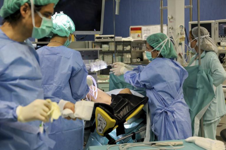CIRURGIA PIONEIRA DE REMOÇÃO DE TUMORES NO ÚTERO REALIZADA HOJE NO PORTO