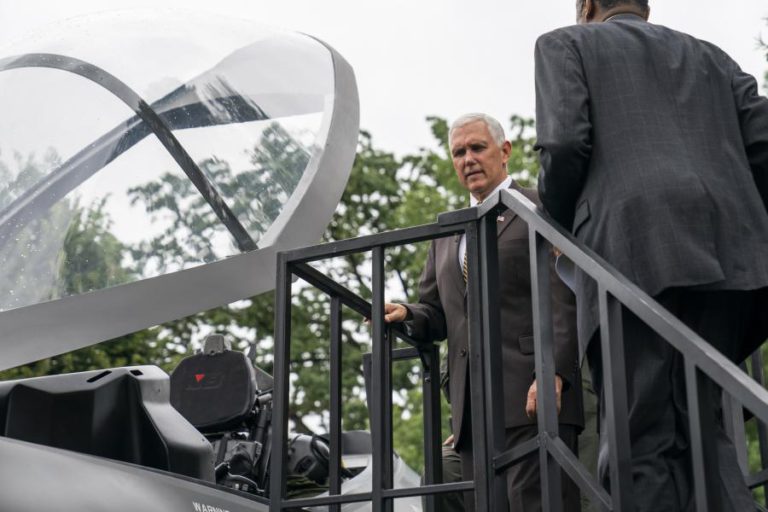 PENCE ATRIBUI CRESCIMENTO ECONÓMICO DOS EUA À “FIRME LIDERANÇA” DE TRUMP