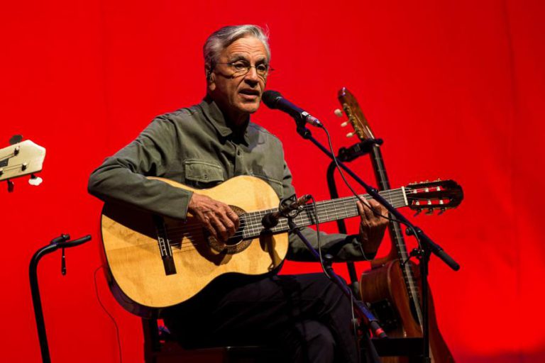 DIGRESSÃO DE CAETANO VELOSO COM OS FILHOS CHEGA HOJE A PORTUGAL