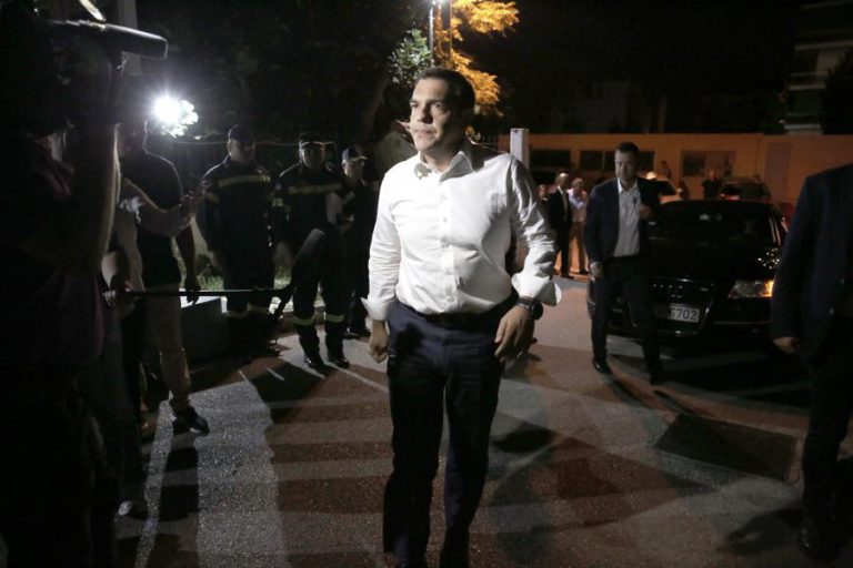 TSIPRAS VISITA LOCAIS DA TRAGÉDIA NA GRÉCIA, OPOSIÇÃO RENOVA CRÍTICAS