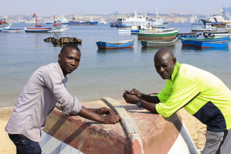 PESCADORES ANGOLANOS ILESOS RECORDAM 28 DIAS DE ANGÚSTIA EM ALTO MAR