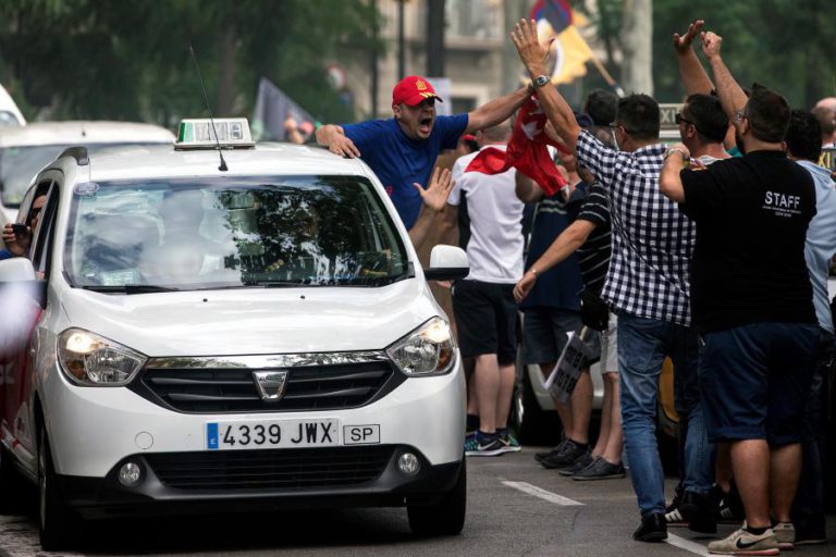 TAXISTAS ESPANHÓIS EM CONVERSAÇÕES PARA ENCONTRAR SOLUÇÃO PARA PROTESTOS CONTRA UBER