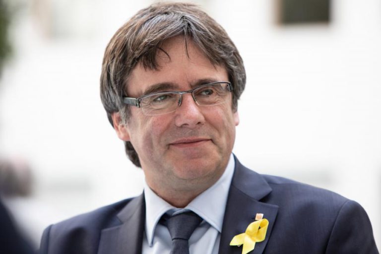 PUIGDEMONT DIZ QUE CONTINUARÁ A DEFENDER A “JUSTA CAUSA DO POVO CATALÃO”