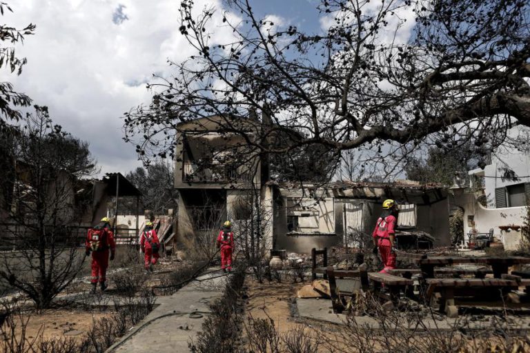 QUASE METADE DOS EDIFICIOS ATINGIDOS PELOS INCÊNDIOS NA GRÉCIA FICARAM INABITÁVEIS