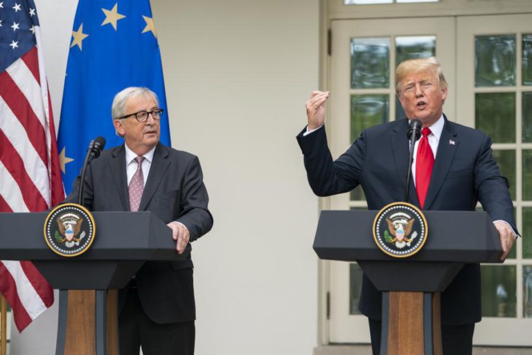 JUNCKER E TRUMP ANUNCIAM ACORDO E AFASTAM HORIZONTE DE GUERRA COMERCIAL EUA-UE