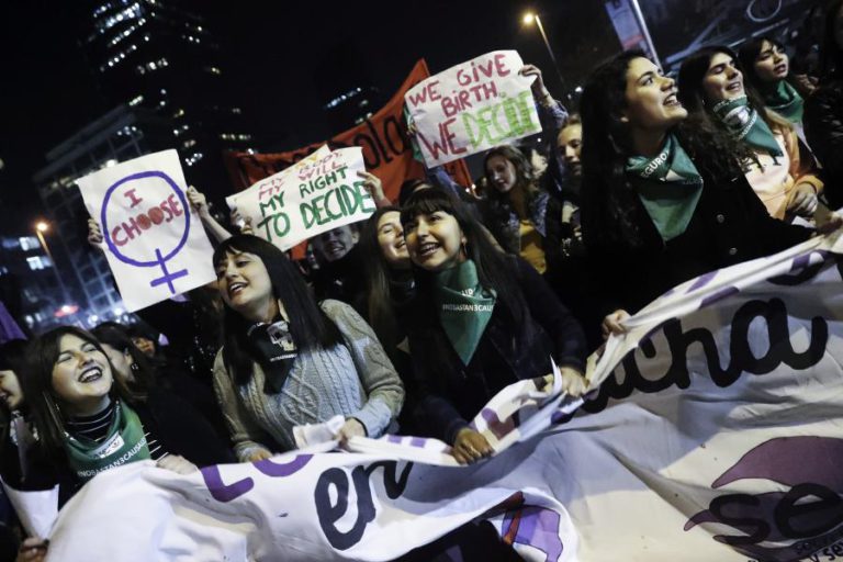MAIS DE 40 MIL MARCHAM EM SANTIAGO DO CHILE PARA EXIGIR ABORTO LIVRE E SEGURO