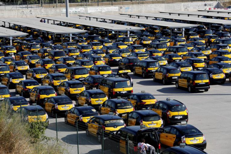 TAXIS DE BARCELONA E MADRID PARADOS CONTRA A UBER E A CABIFY