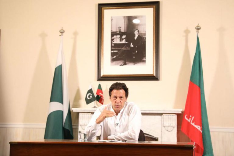 ESTRELA DO CRÍQUETE IMRAN KHAN VENCE ELEIÇÕES NO PAQUISTÃO