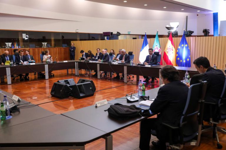 PORTUGAL, ESPANHA E FRANÇA COMPROMETEM-SE A TER “RAPIDAMENTE” UMA INTERLIGAÇÃO ELÉTRICA