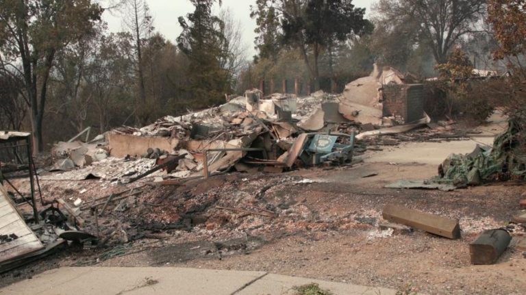 PELO MENOS 37 MIL PESSOAS RETIRADAS E 125 CASAS DESTRUÍDAS PELAS CHAMAS NA CALIFÓRNIA