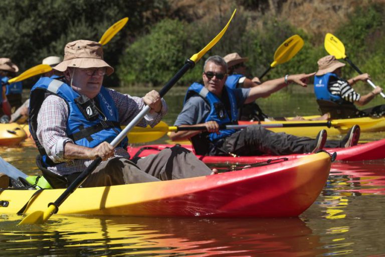 GRAVURAS DO CÔA TÊM UM NOVO MODELO DE VISITAÇÃO ATRAVÉS DO RIO A BORDO DE UMA CANOA