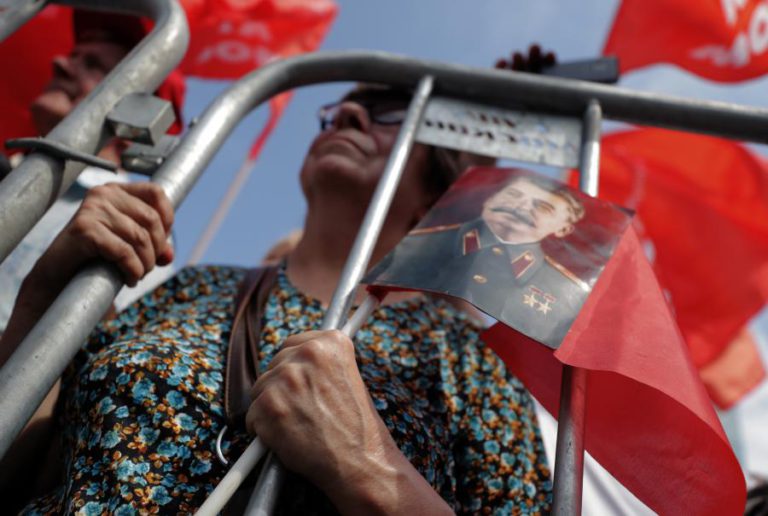 DEZENAS DE MILHARES DE RUSSOS DO PARTIDO COMUNISTA MANIFESTAM-SE CONTRA O AUMENTO DA IDADE DA REFORMA