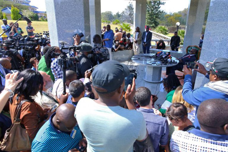 ROBERT MUGABE DIZ QUE NÃO VOTARÁ NO SEU SUCESSOR EMMERSON MNANGAGWA NAS PRESIDENCIAIS