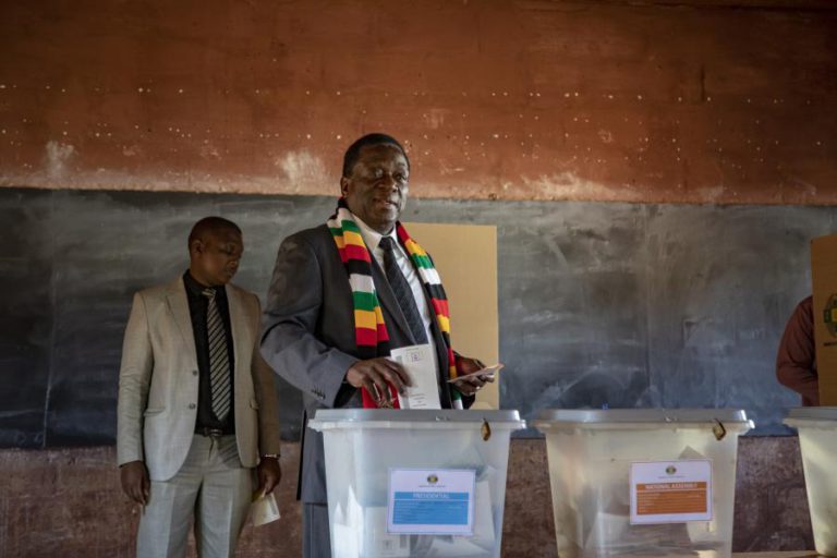 PRESIDENTE DO ZIMBABUÉ ESPERA “PACIENTEMENTE” RESULTADOS DAS ELEIÇÕES
