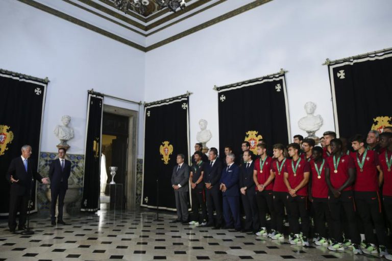 MARCELO CONDECORA CAMPEÕES EUROPEUS DE FUTEBOL SUB-19 COM ORDEM DE MÉRITO