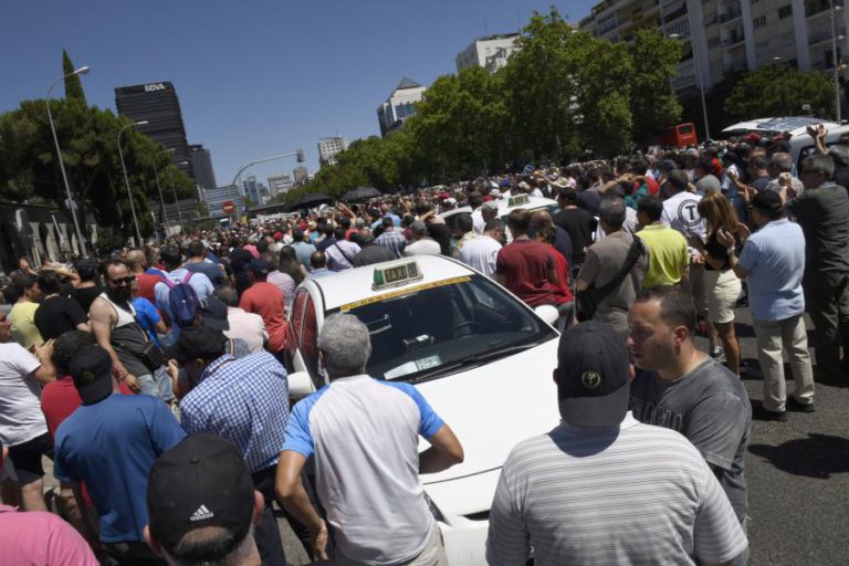 GREVE DOS TAXISTAS EM ESPANHA SEM FIM À VISTA CONTINUA A AFETAR AFETAR TRÂNSITO