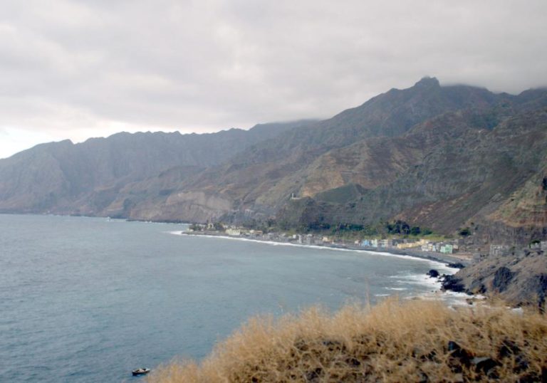 FOGO NA ILHA CABO-VERDIANA DE SANTO ANTÃO ESTÁ “PRATICAMENTE CONTROLADO”