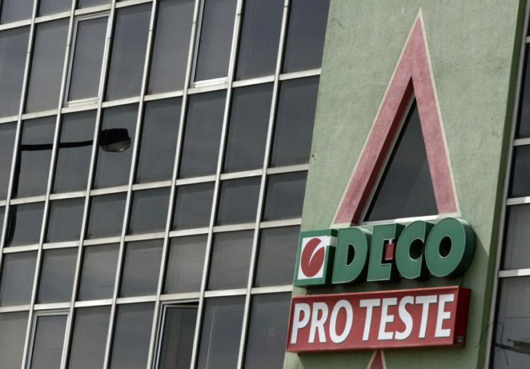 PETIÇÃO DA DECO COM 20 MIL ASSINATURAS CONTRA COMISSÕES BANCÁRIAS ENTREGUE NO PARLAMENTO
