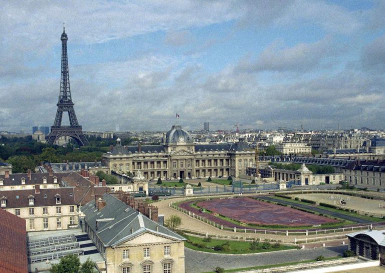 TORRE EIFFEL REABRE APÓS DIA E MEIO DE GREVE, PARA CONTENTAMENTO DOS TURISTAS