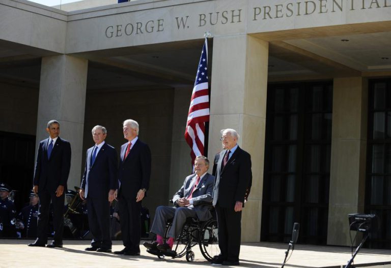 EX-PRESIDENTES DOS ESTADOS UNIDOS LEMBRAM A CORAGEM DE JOHN MCCAIN