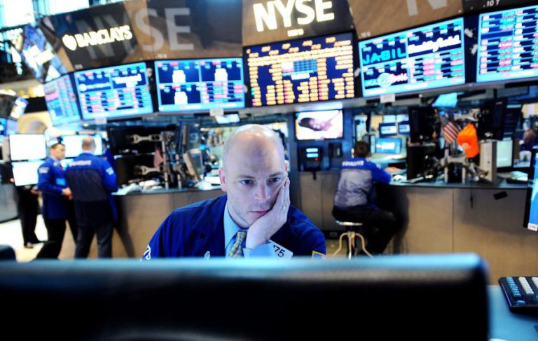 WALL STREET FECHA SEM RUMO DIVIDIDA ENTRE SUBIDA DA APPLE E DISPUTA COMERCIAL