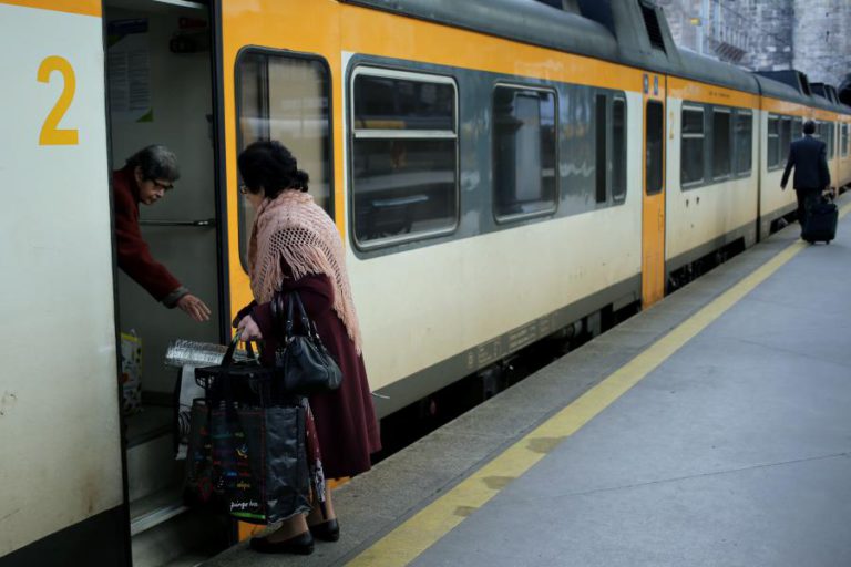 ÉVORA PROTESTA CONTRA SUBSTITUIÇÃO DE COMBOIOS INTERCIDADES POR AUTOMOTORAS