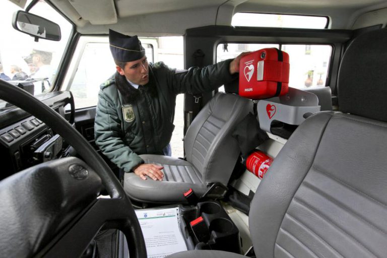 NOVOS CONDUTORES E ALUNOS DO SECUNDÁRIO DEVEM TER FORMAÇÃO NO USO DE DESFIBRILHADORES