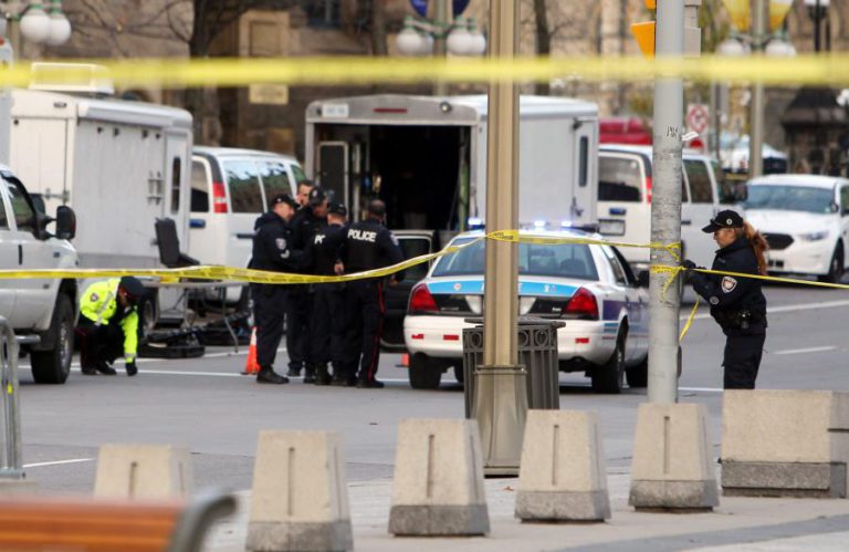 POLÍCIA CANADIANA DIZ QUE JÁ NÃO HÁ AMEAÇA PÚBLICA E CONFIRMA MORTE DE DOIS AGENTES EM TIROTEIO