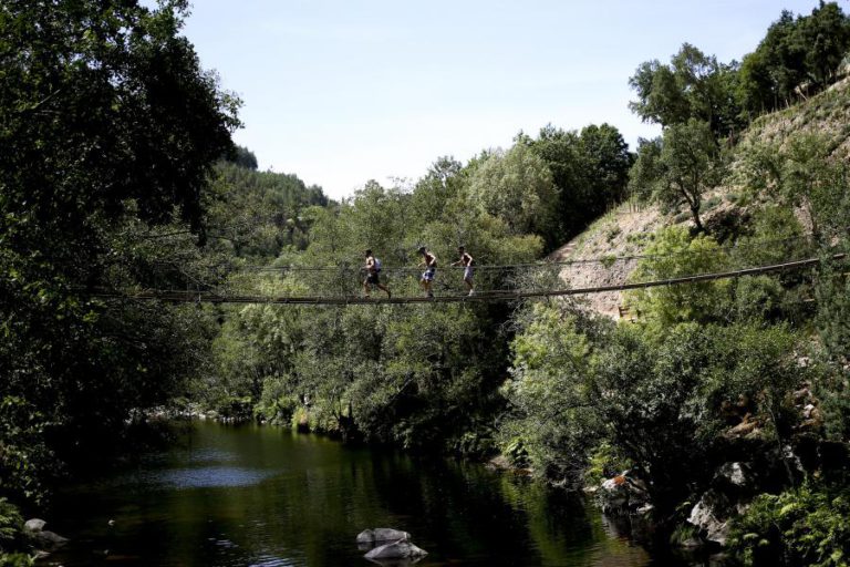 NOVO TRILHO COM PASSADIÇO JUNTO AO DOURO EM CASTELO DE PAIVA ABRE NO FIM DE SEMANA