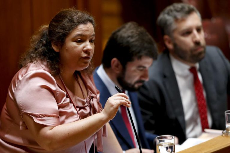 “É ABSOLUTAMENTE FALSO” QUE HAJA ATRASOS NA COLOCAÇÃO DE PROFESSORES – SECRETÁRIA DE ESTADO