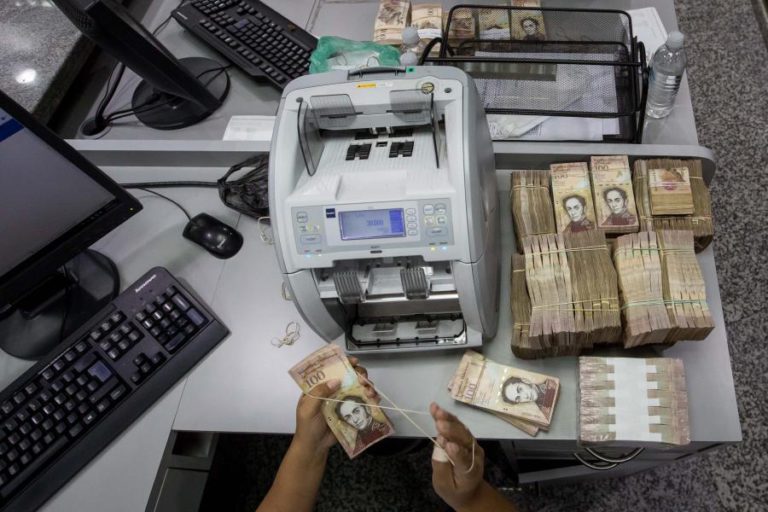 NOVA MOEDA VENEZUELANA OBRIGA BANCA A PARALISAR SERVIÇOS ELETRÓNICOS POR 24 HORAS
