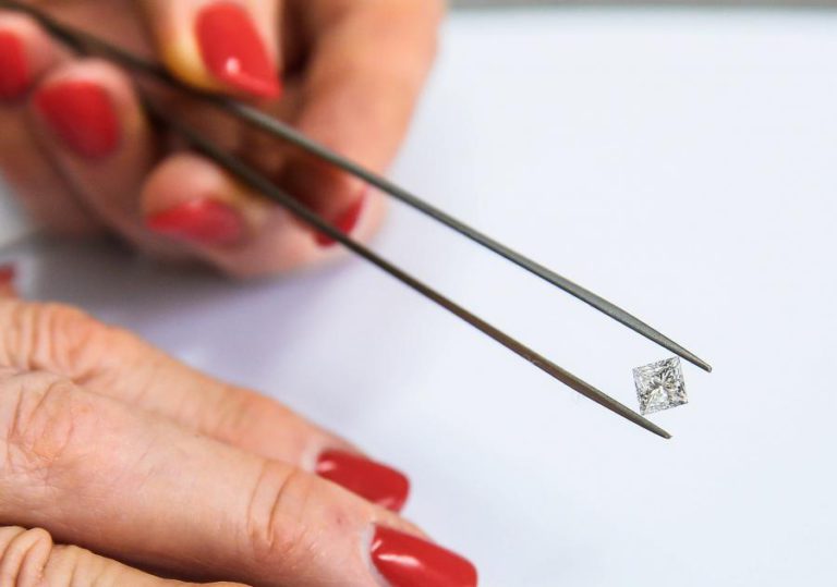 ANGOLA ACABA COM REGIME DE CLIENTES PREFERENCIAIS NA VENDA DE DIAMANTES