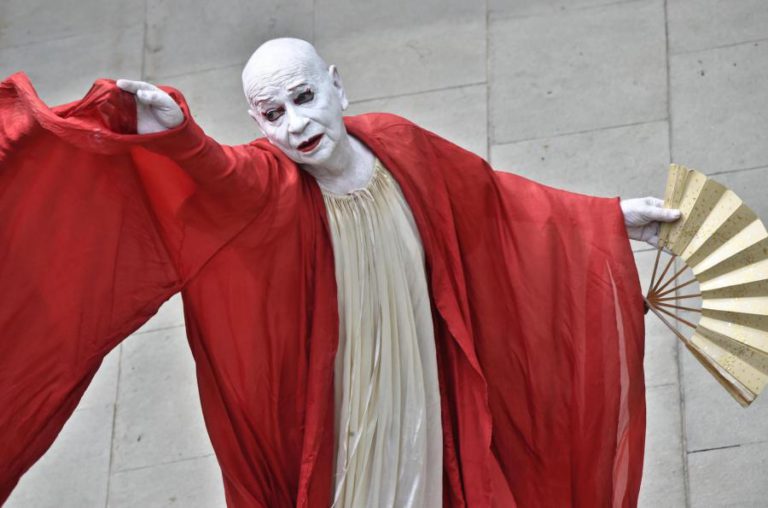 DANÇARINO E COREÓGRAFO LINDSAY KEMP MORREU AOS 80 ANOS