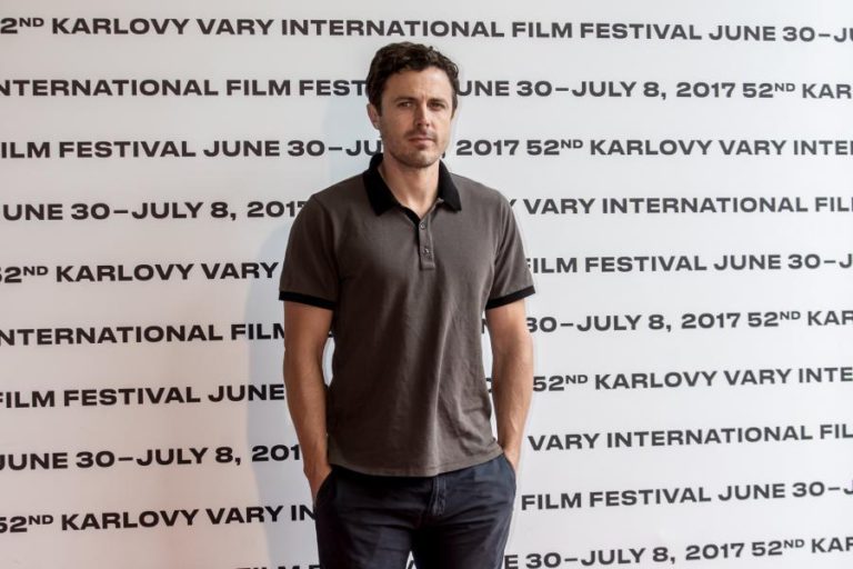 ATOR CASEY AFFLECK ADMITE COMPORTAMENTOS INCORRETOS EM CASO DE ASSÉDIO SEXUAL