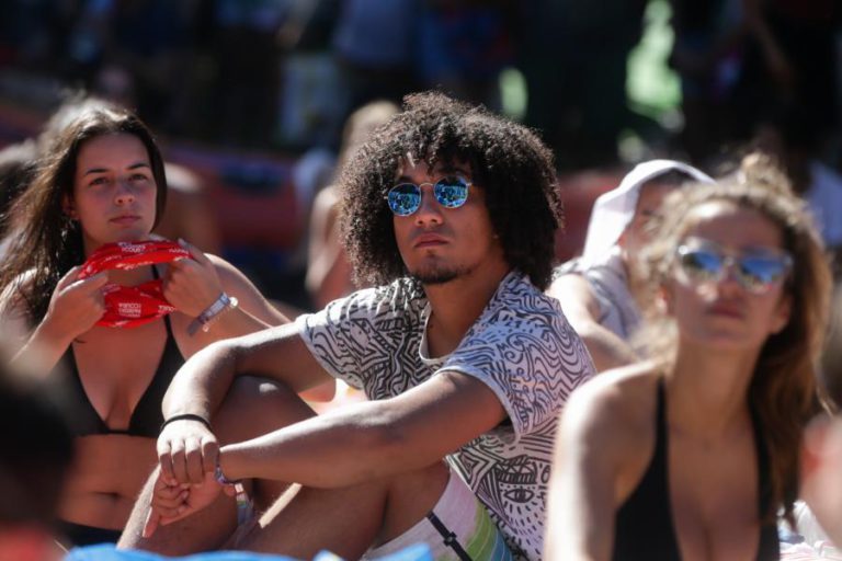 DOCUMENTÁRIO A PARTIR DE IMAGENS DE FÃS E MUSICADO AO VIVO ‘ABRE’ PAREDES DE COURA