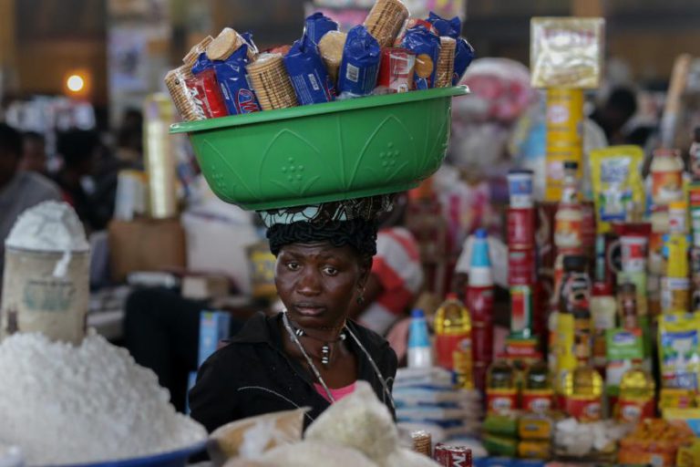 PRODUTOS COM VALIDADE EXPIRADA EM ANGOLA SAEM DOS SUPERMERCADOS PARA AS RUAS
